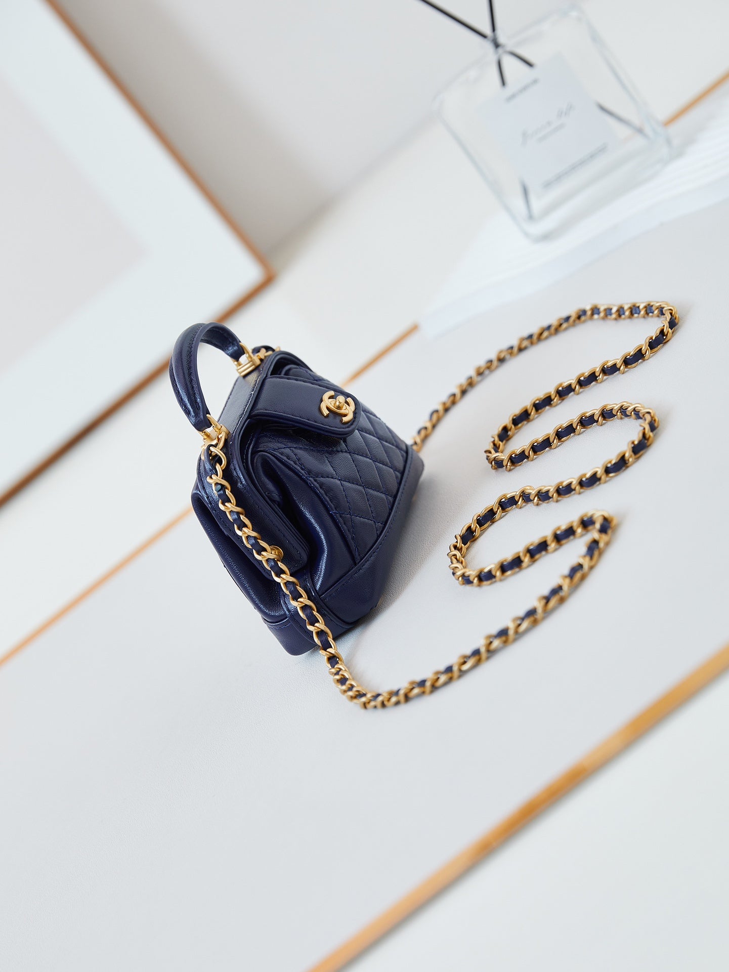 Mini poignée supérieure CC 24A 13 cm en cuir ciré bleu nuit, accessoires dorés 238459