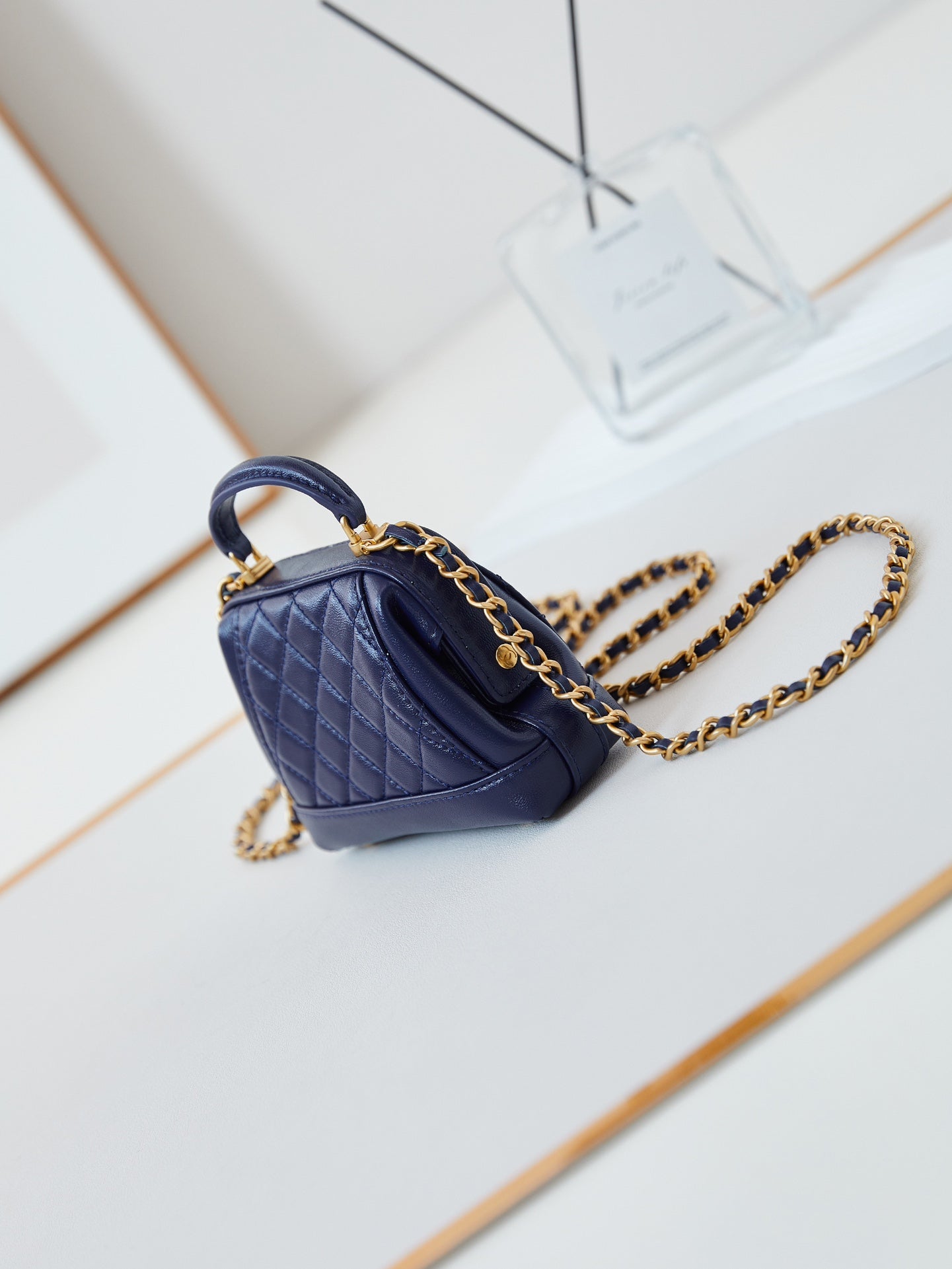 Mini poignée supérieure CC 24A 13 cm en cuir ciré bleu nuit, accessoires dorés 238459