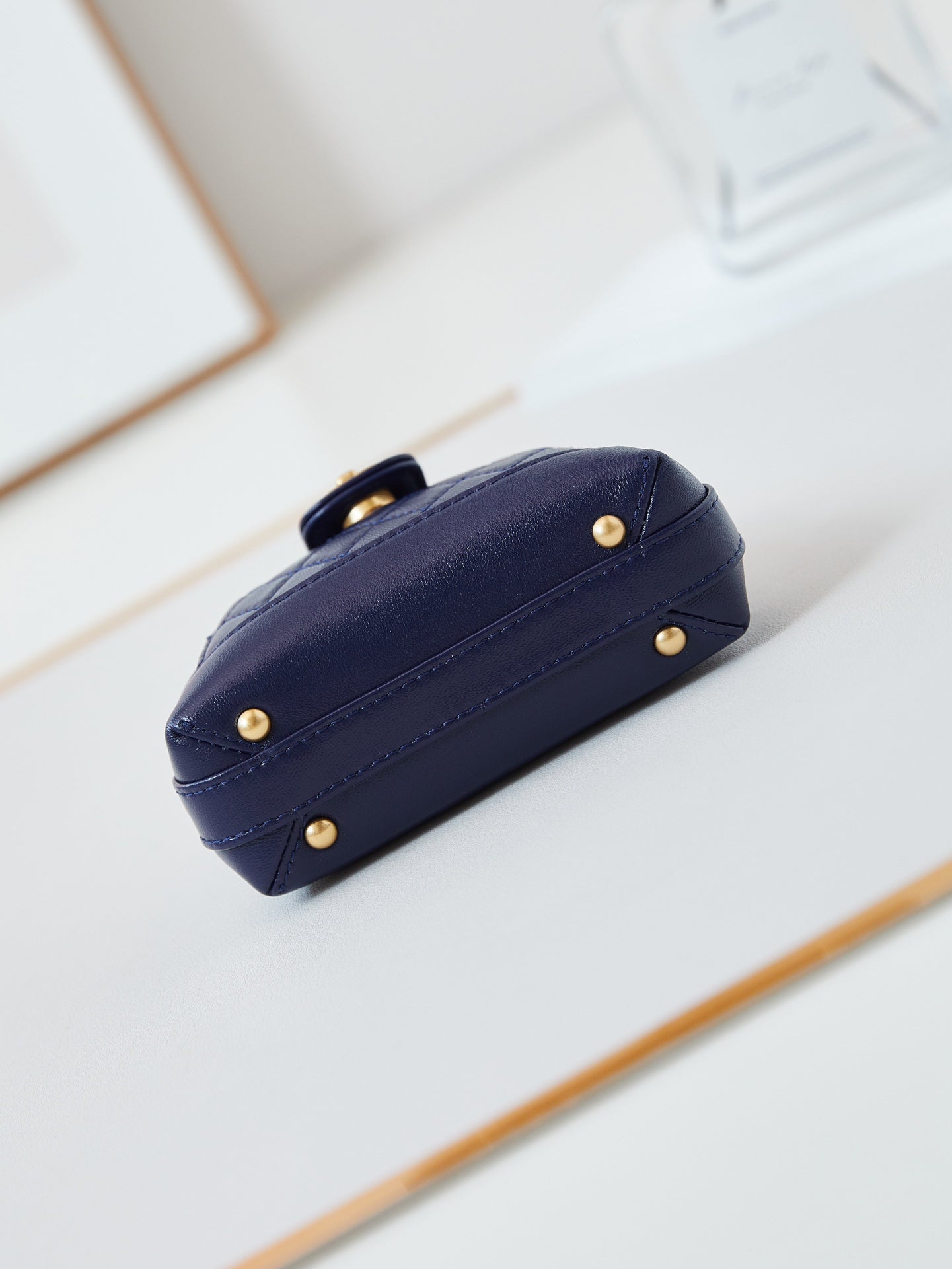Mini poignée supérieure CC 24A 13 cm en cuir ciré bleu nuit, accessoires dorés 238459