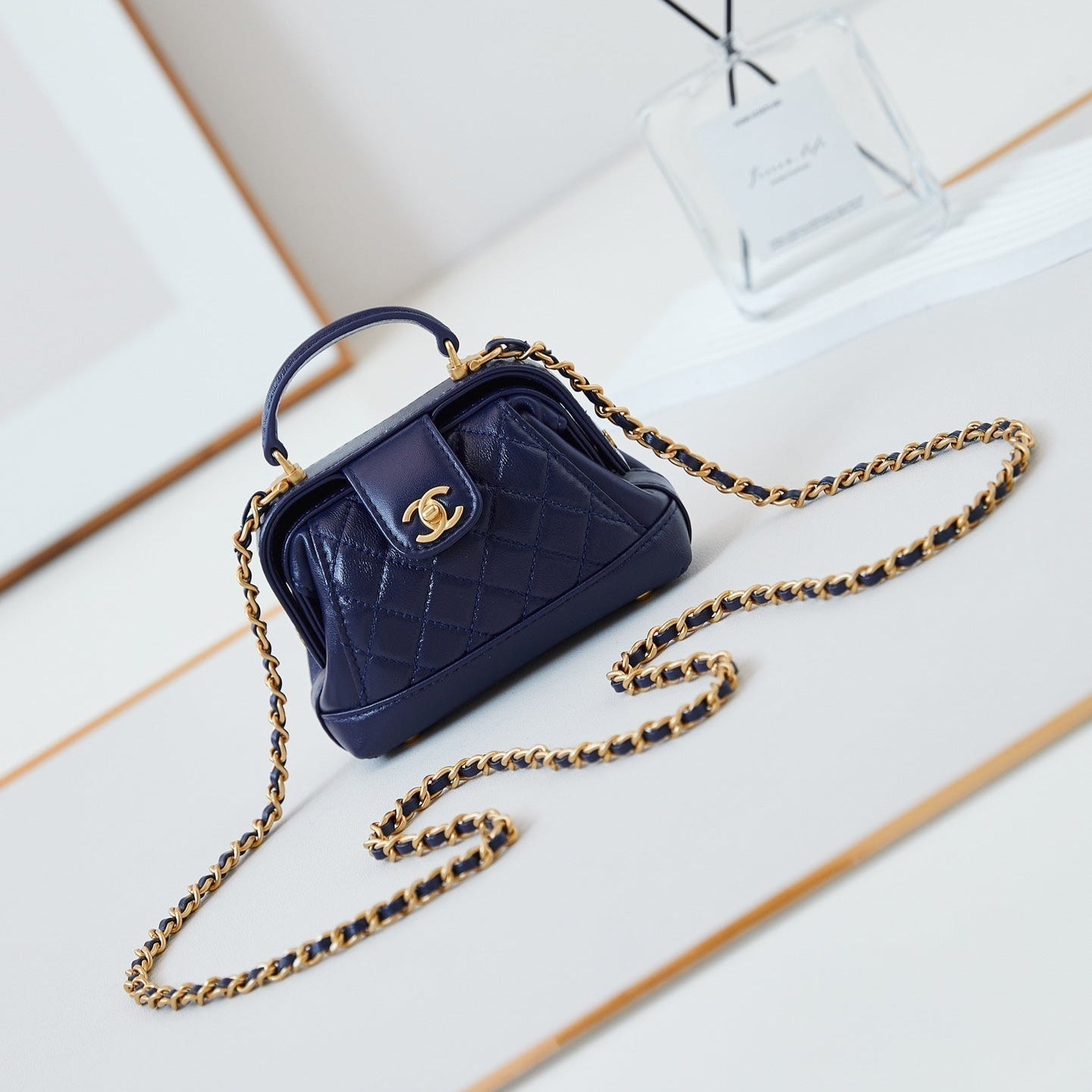 Mini poignée supérieure CC 24A 13 cm en cuir ciré bleu nuit, accessoires dorés 238459