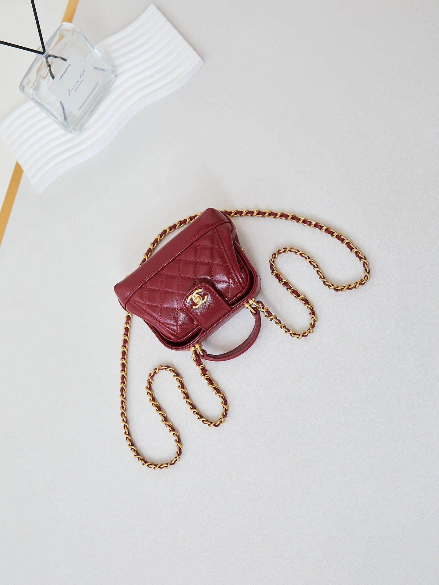 Mini poignée supérieure CC 24A 13 cm en cuir ciré rouge, accessoires dorés 238461