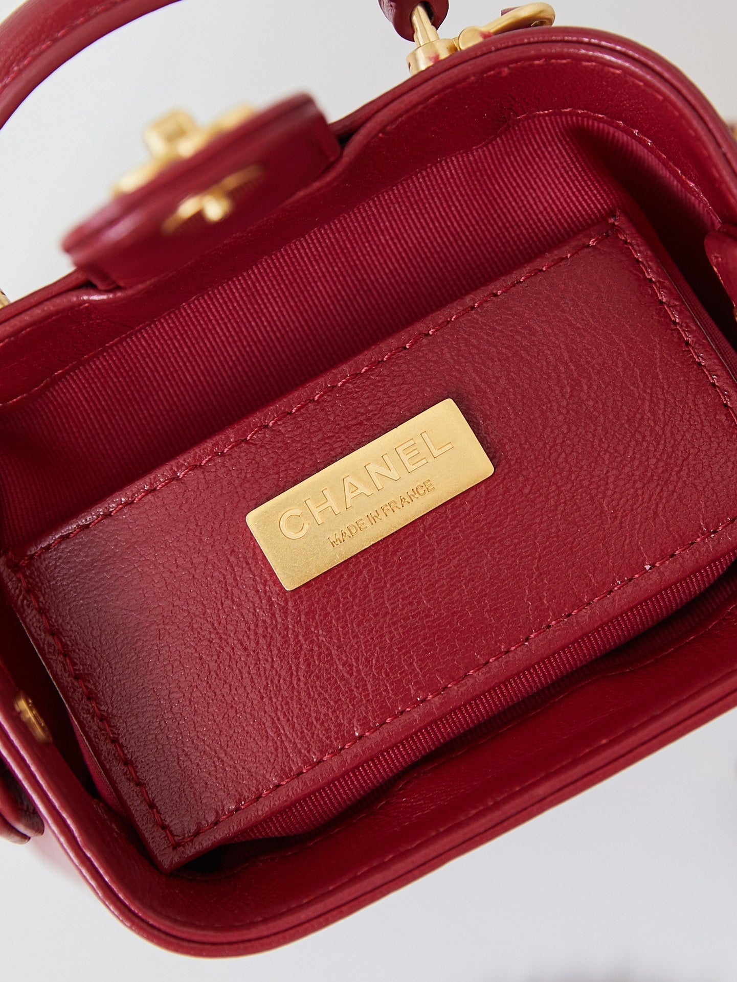 Mini poignée supérieure CC 24A 13 cm en cuir ciré rouge, accessoires dorés 238461
