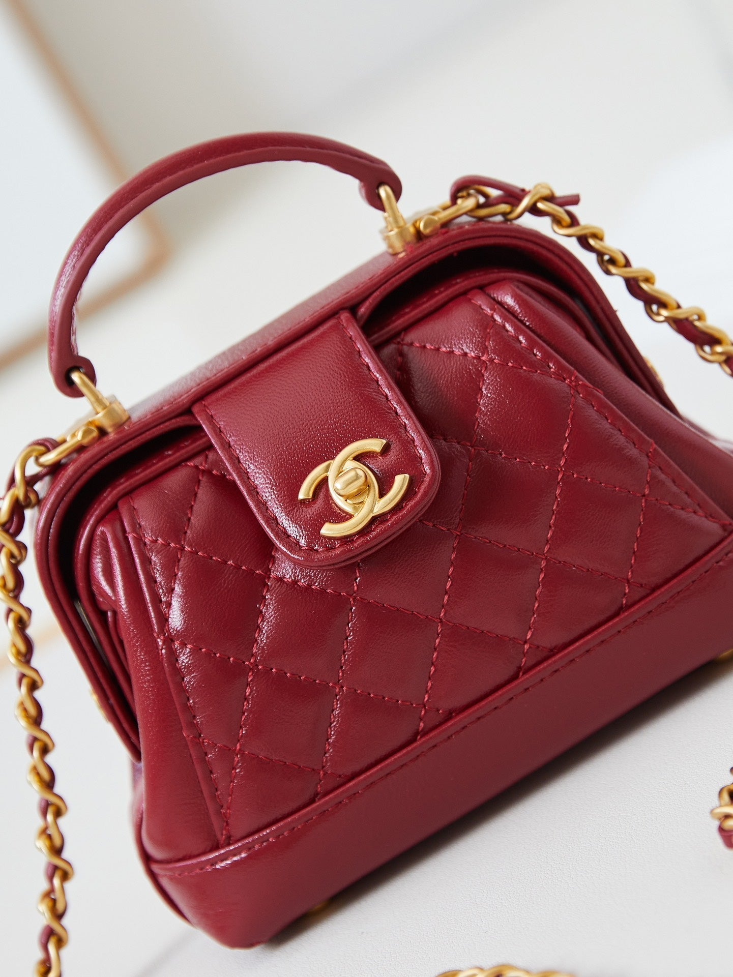 Mini poignée supérieure CC 24A 13 cm en cuir ciré rouge, accessoires dorés 238461