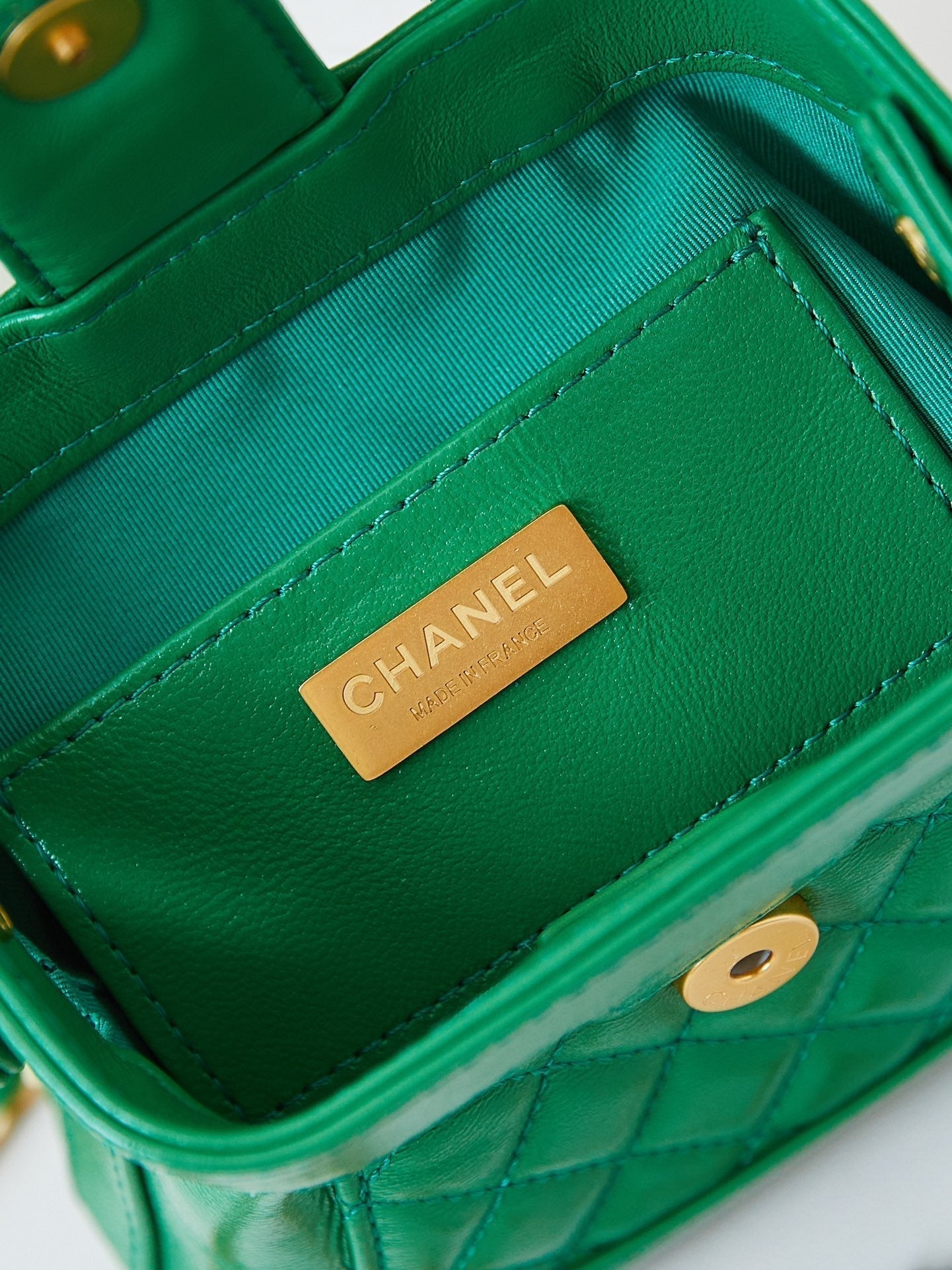 Mini poignée supérieure CC 24A 13 cm en cuir ciré vert, accessoires dorés 238465
