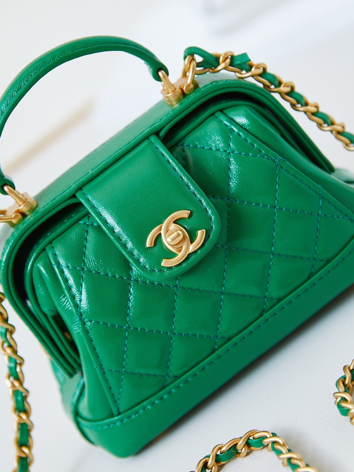 Mini poignée supérieure CC 24A 13 cm en cuir ciré vert, accessoires dorés 238465