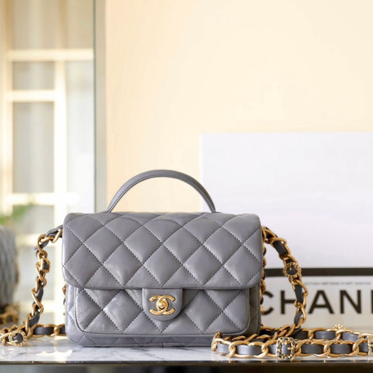 Sac à rabat CC 24A, poignée supérieure de 20 cm, cuir d'agneau gris, accessoires dorés