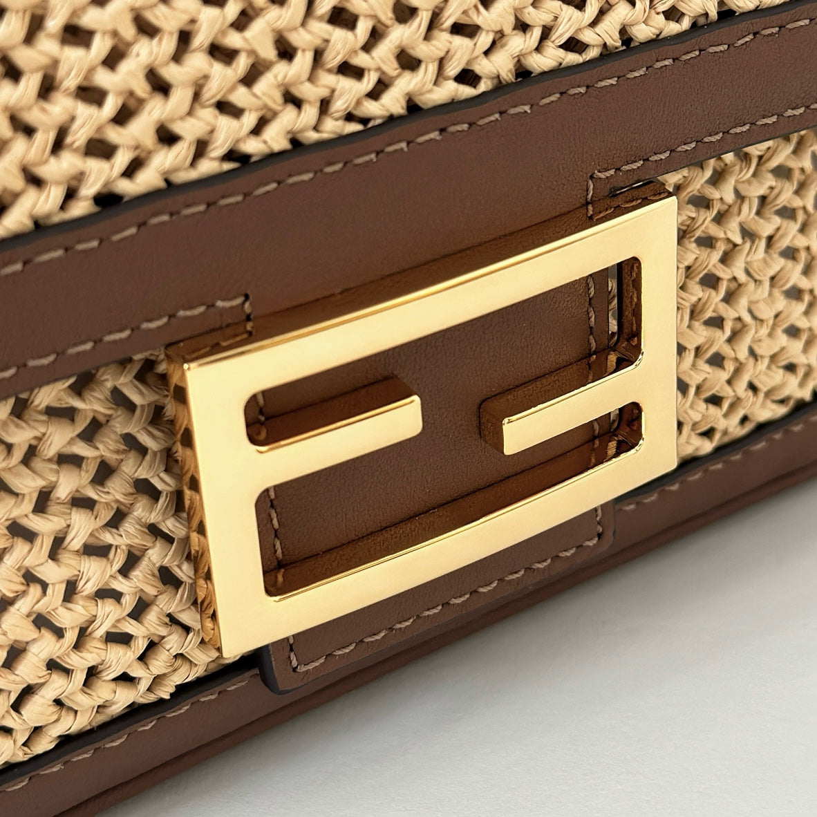 Sac Fendi Baguette 27 en raphia beige et cuir de veau marron avec finitions dorées