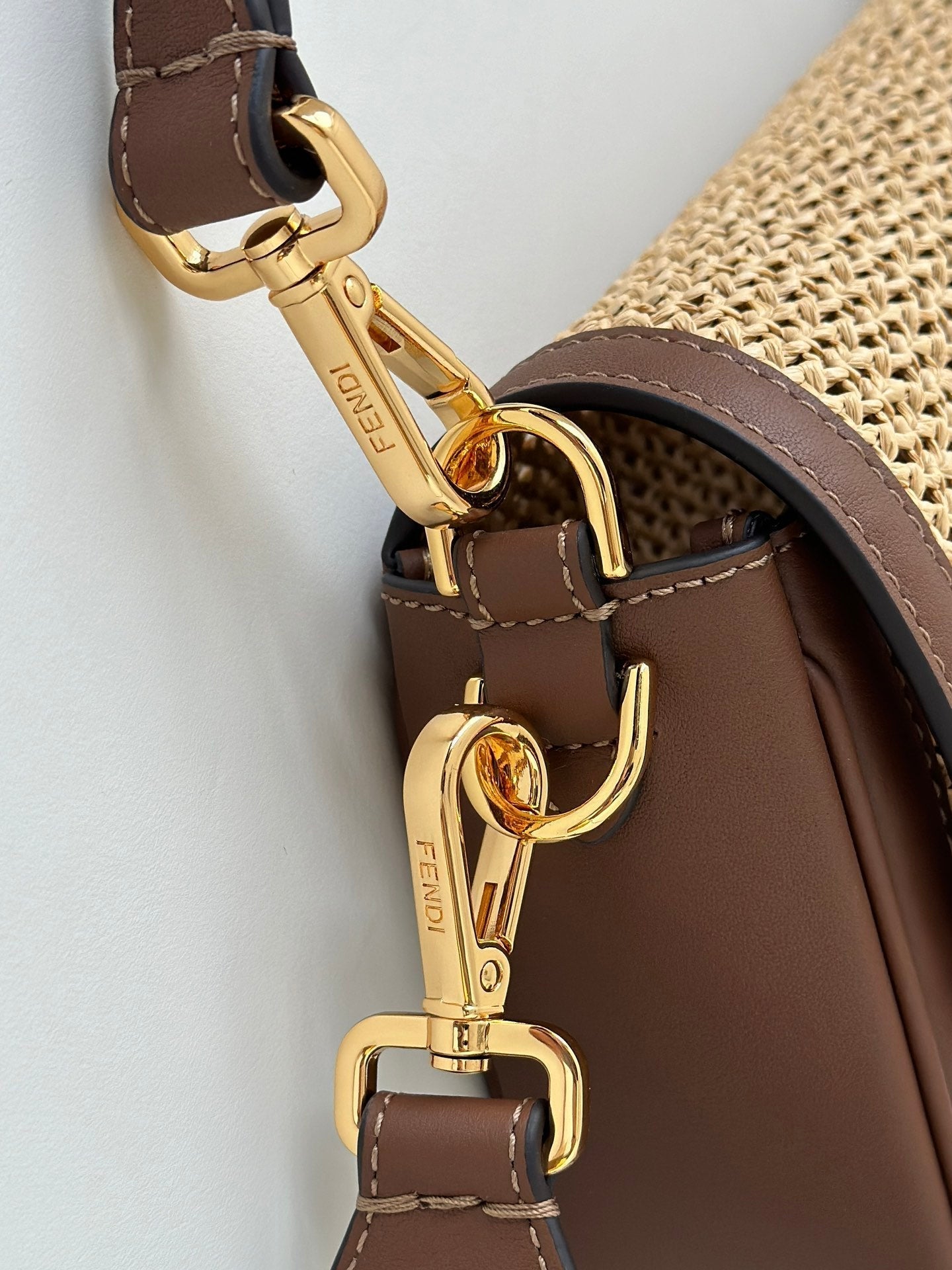 Sac Fendi Baguette 27 en raphia beige et cuir de veau marron avec finitions dorées