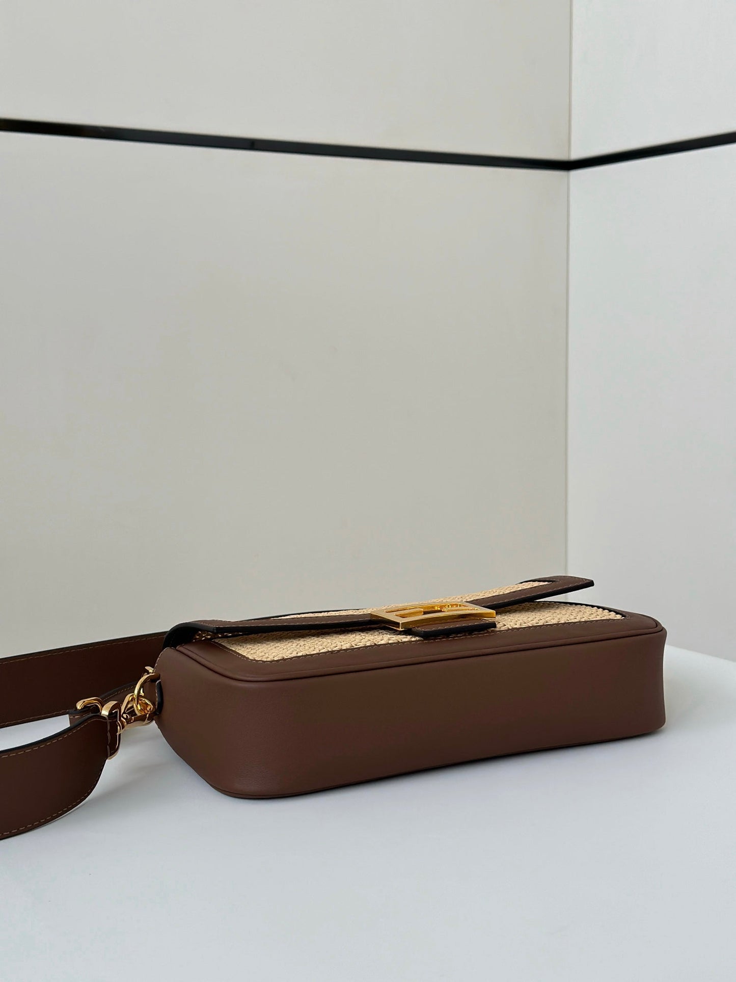 Sac Fendi Baguette 27 en raphia beige et cuir de veau marron avec finitions dorées