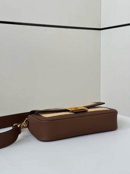 Sac Fendi Baguette 27 en raphia beige et cuir de veau marron avec finitions dorées