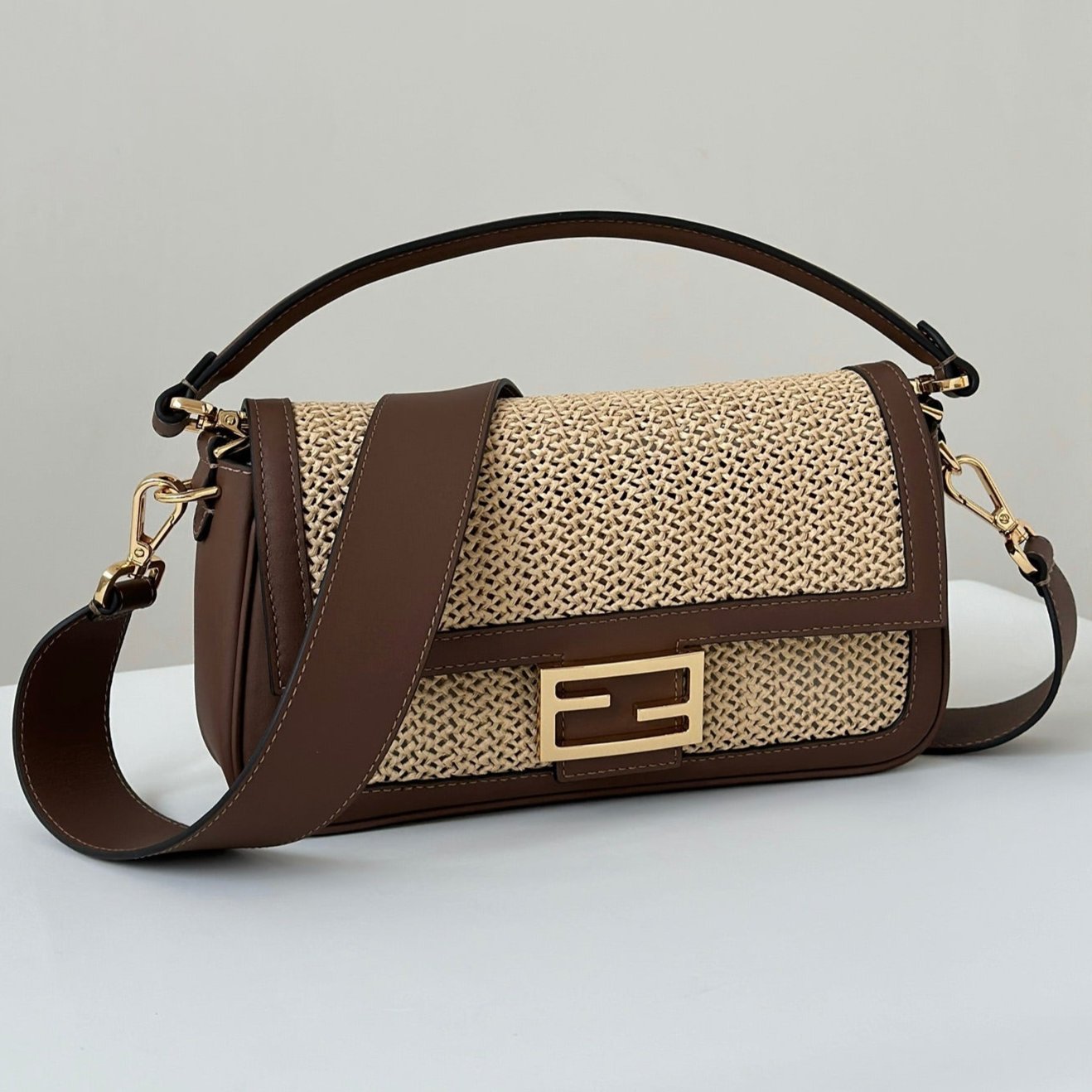 Sac Fendi Baguette 27 en raphia beige et cuir de veau marron avec finitions dorées