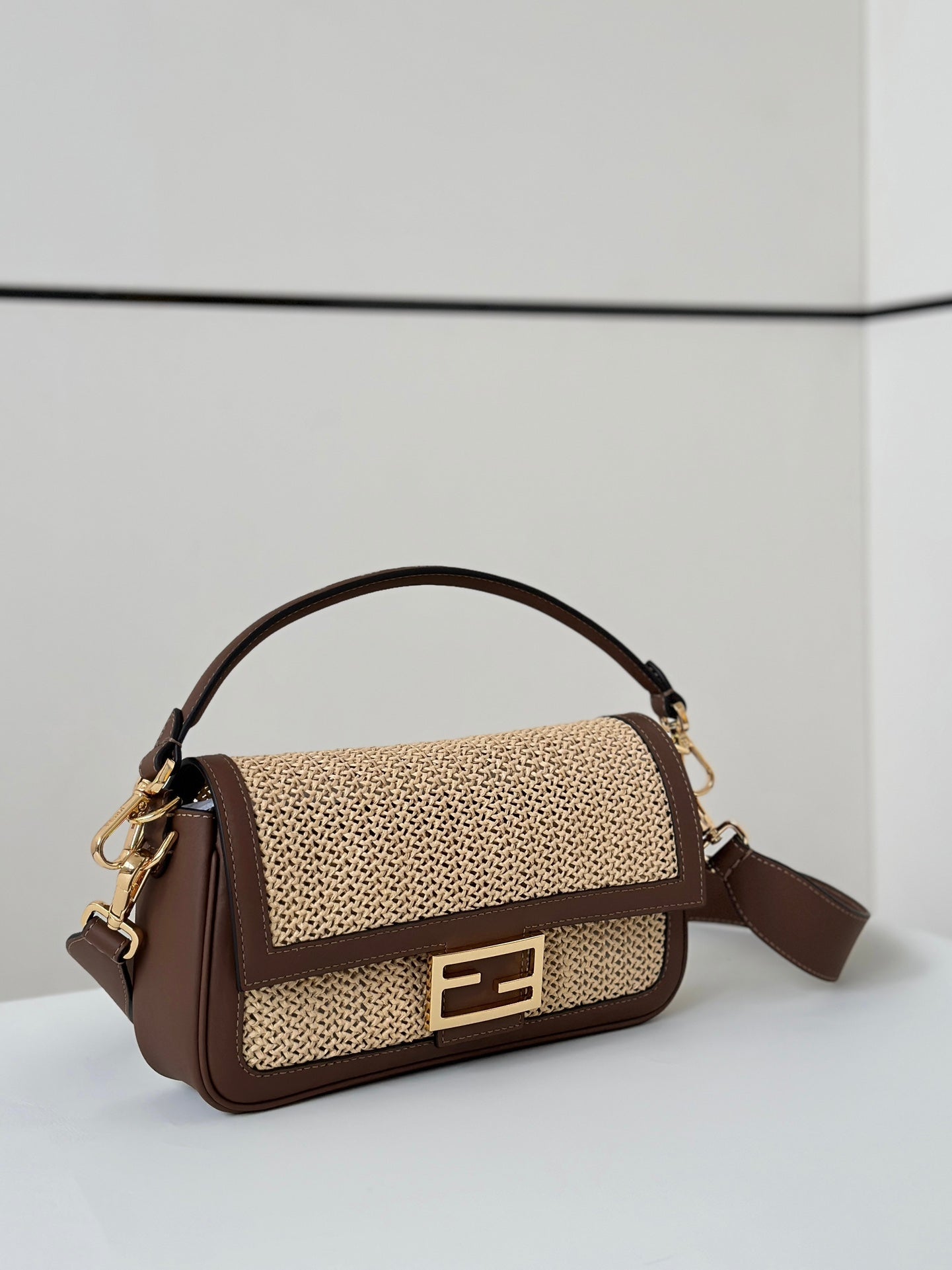 Sac Fendi Baguette 27 en raphia beige et cuir de veau marron avec finitions dorées