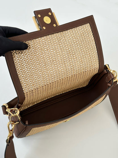 Sac Fendi Baguette 27 en raphia beige et cuir de veau marron avec finitions dorées