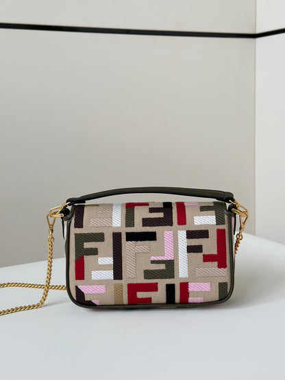 バゲット キャンバス 19インチ バッグ、マルチカラー FF 刺繍、ゴールド金具