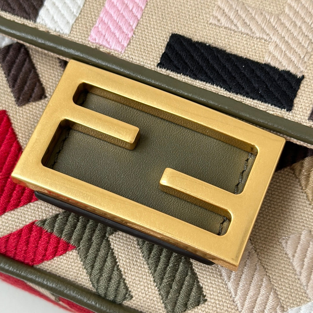 バゲット キャンバス 19インチ バッグ、マルチカラー FF 刺繍、ゴールド金具