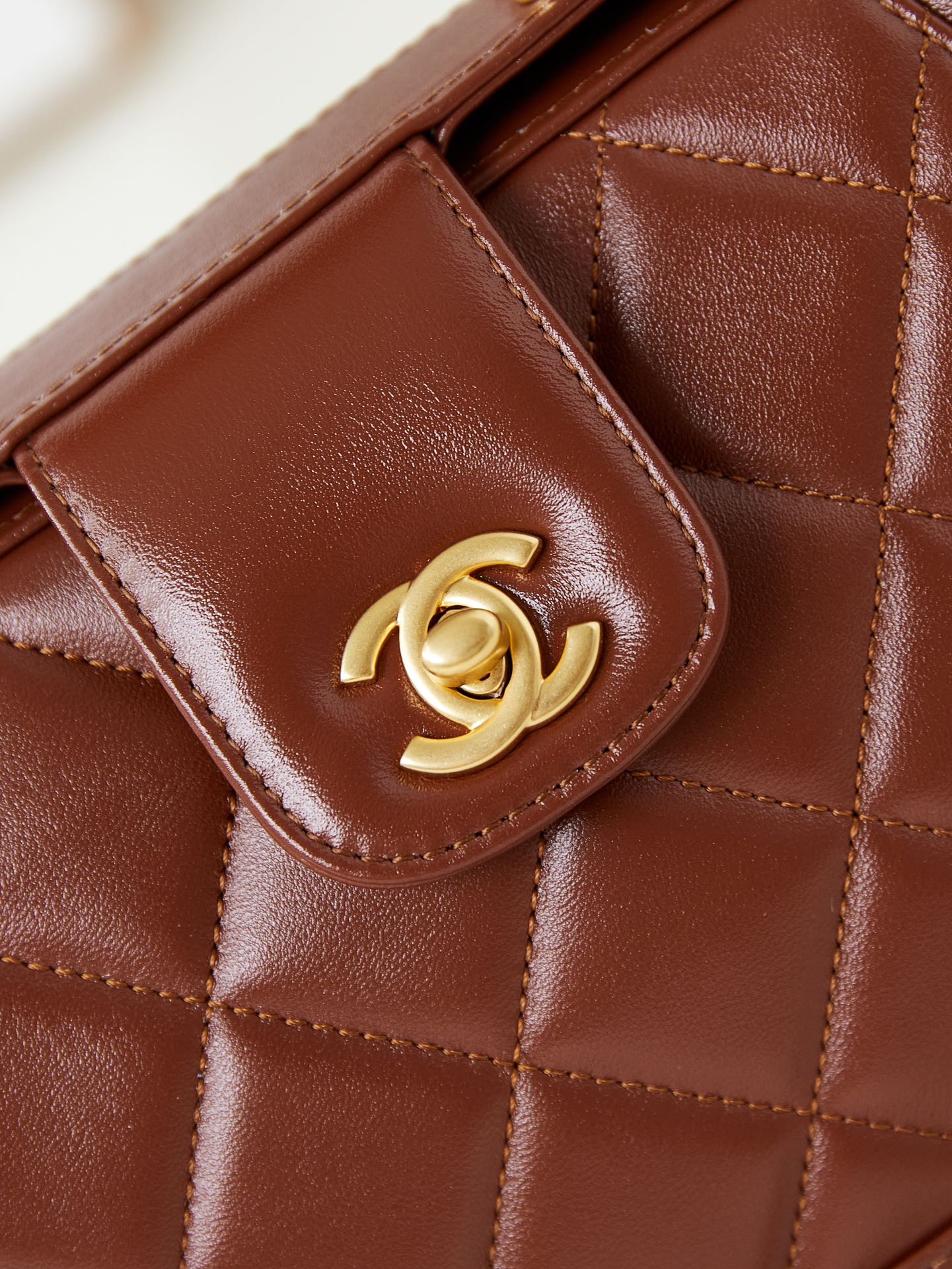 Poignée supérieure CC 24A 23,5 cm en cuir ciré marron, accessoires dorés 238471