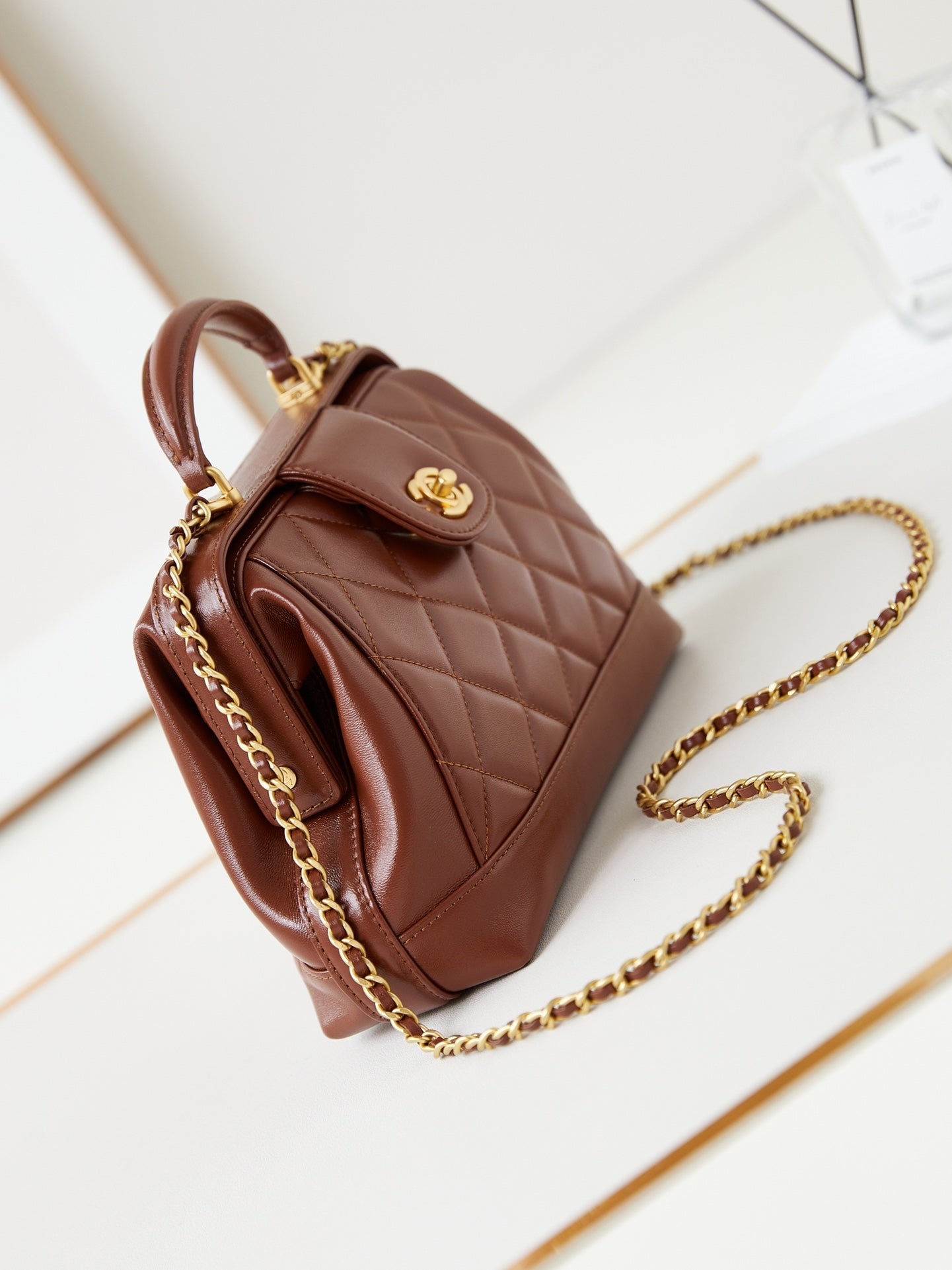 Poignée supérieure CC 24A 23,5 cm en cuir ciré marron, accessoires dorés 238471