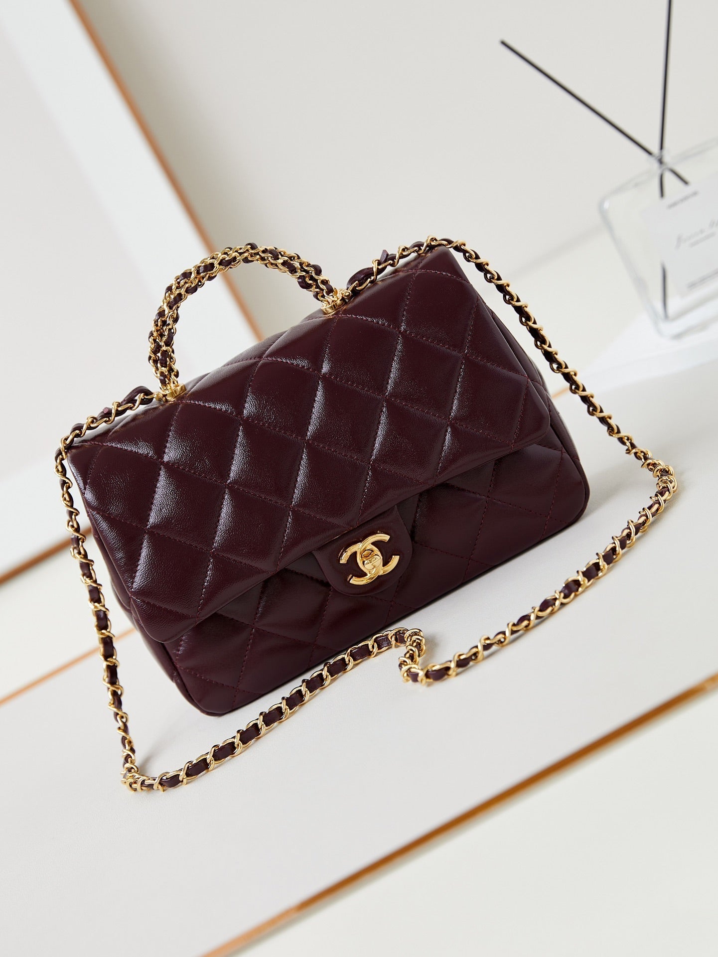 CCフラップバッグ トップハンドル付き 25cm ワインレッド シープスキン ゴールド金具 238481