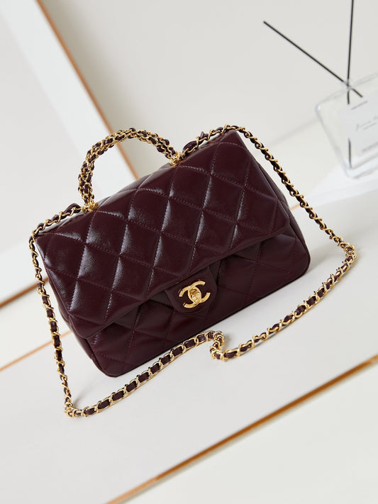 Sac à rabat CC avec poignée supérieure 25 cm en peau de mouton rouge vin, accessoires dorés 238481