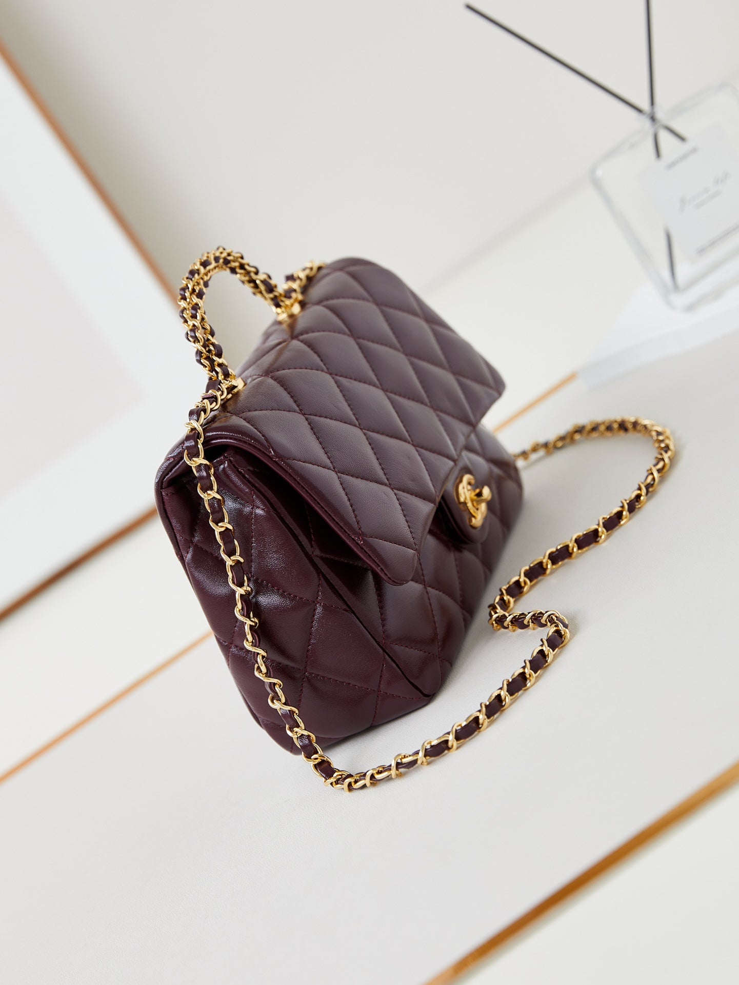 CCフラップバッグ トップハンドル付き 25cm ワインレッド シープスキン ゴールド金具 238481