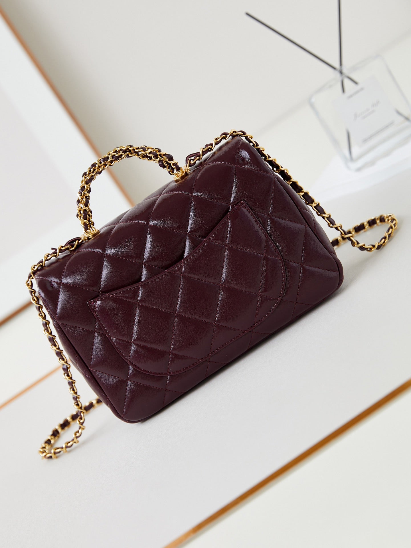 CCフラップバッグ トップハンドル付き 25cm ワインレッド シープスキン ゴールド金具 238481