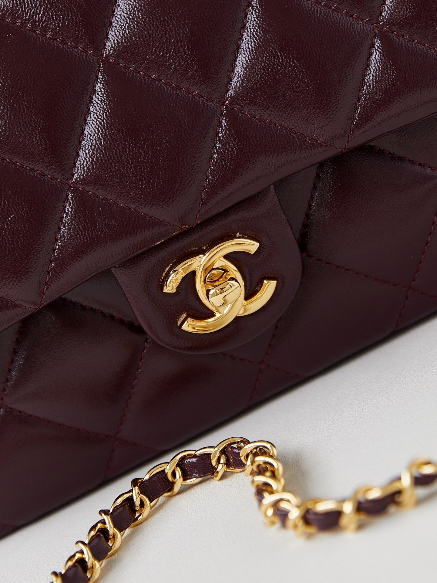 CCフラップバッグ トップハンドル付き 25cm ワインレッド シープスキン ゴールド金具 238481
