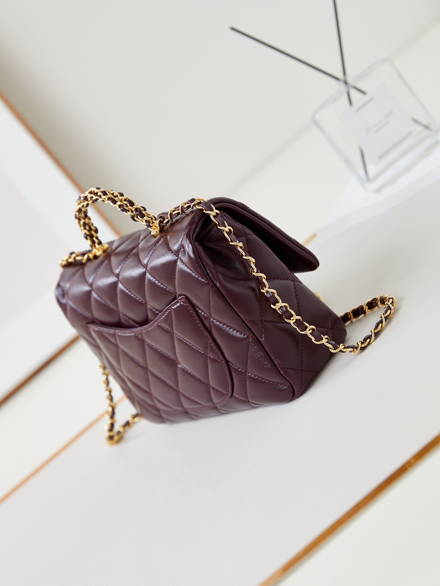 CCフラップバッグ トップハンドル付き 25cm ワインレッド シープスキン ゴールド金具 238481