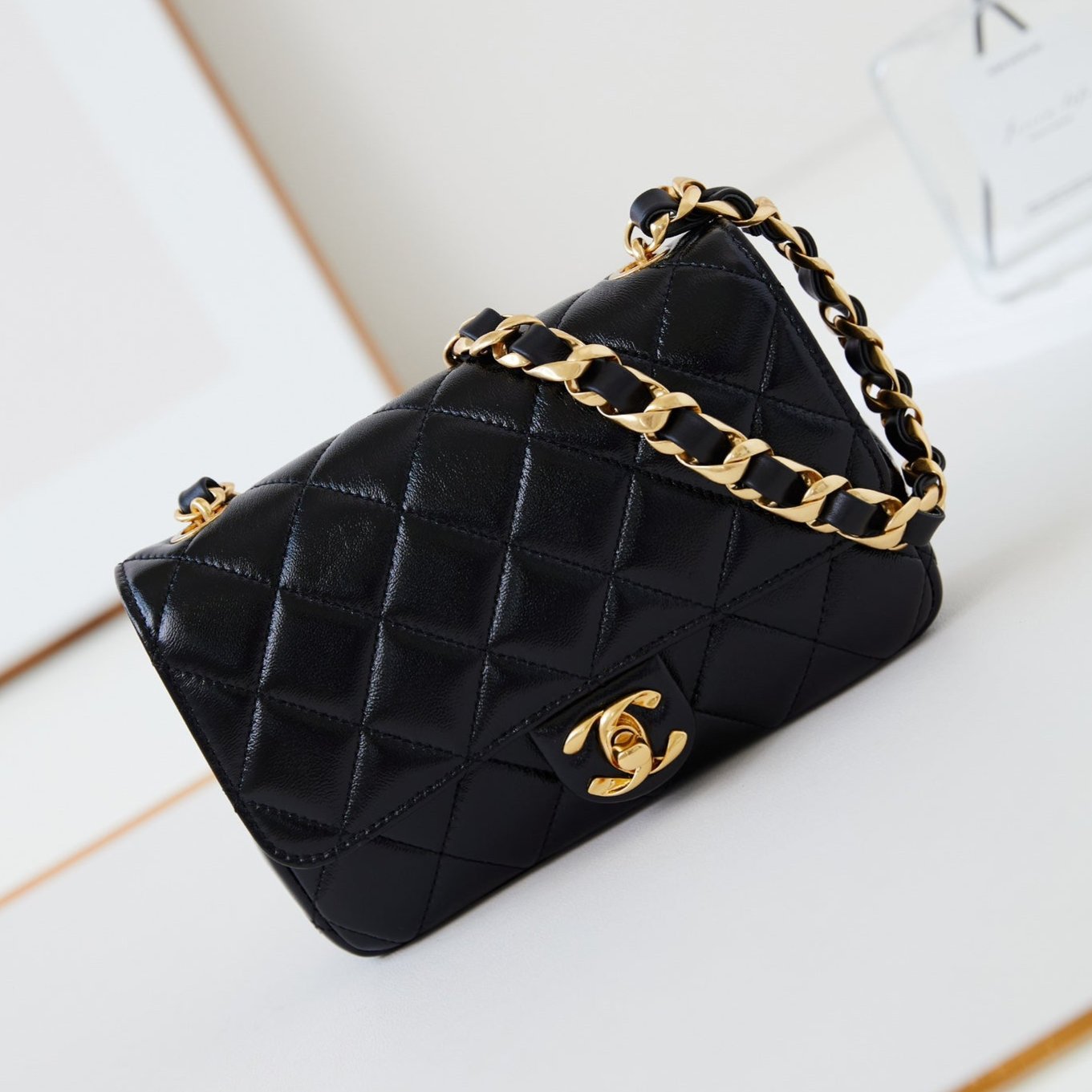 Mini sac à rabat CC 24B 20 cm en cuir d'agneau noir et accessoires dorés