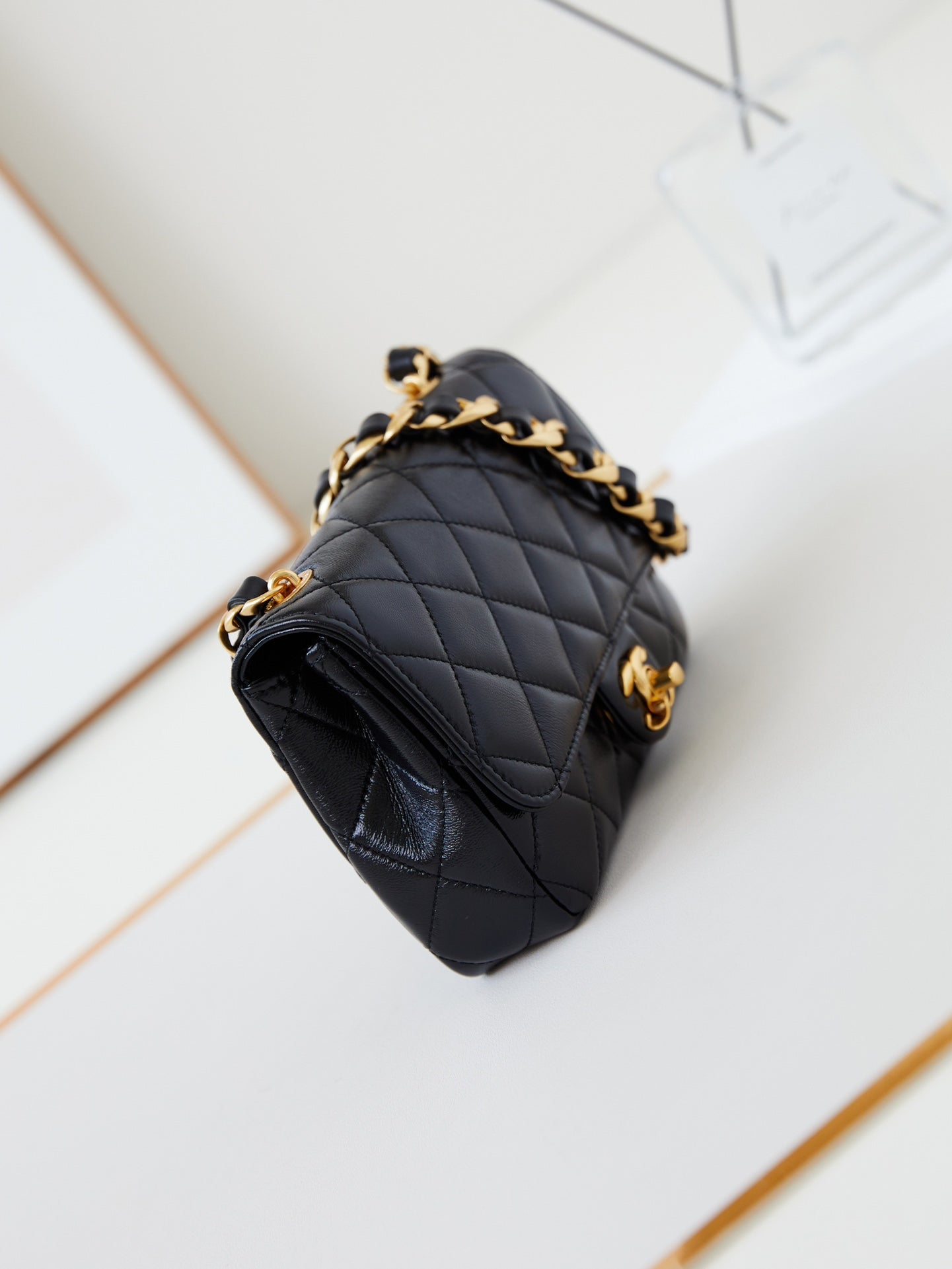 Mini sac à rabat CC 24B 20 cm en cuir d'agneau noir et accessoires dorés