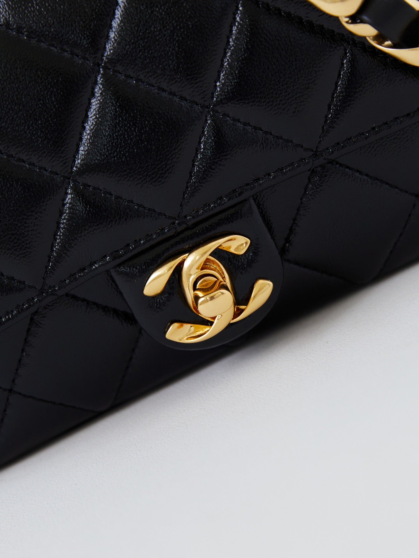 Mini sac à rabat CC 24B 20 cm en cuir d'agneau noir et accessoires dorés