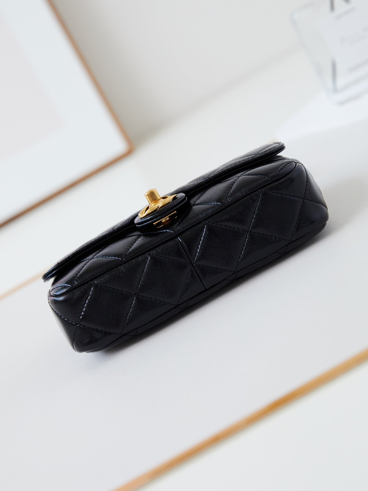 Mini sac à rabat CC 24B 20 cm en cuir d'agneau noir et accessoires dorés