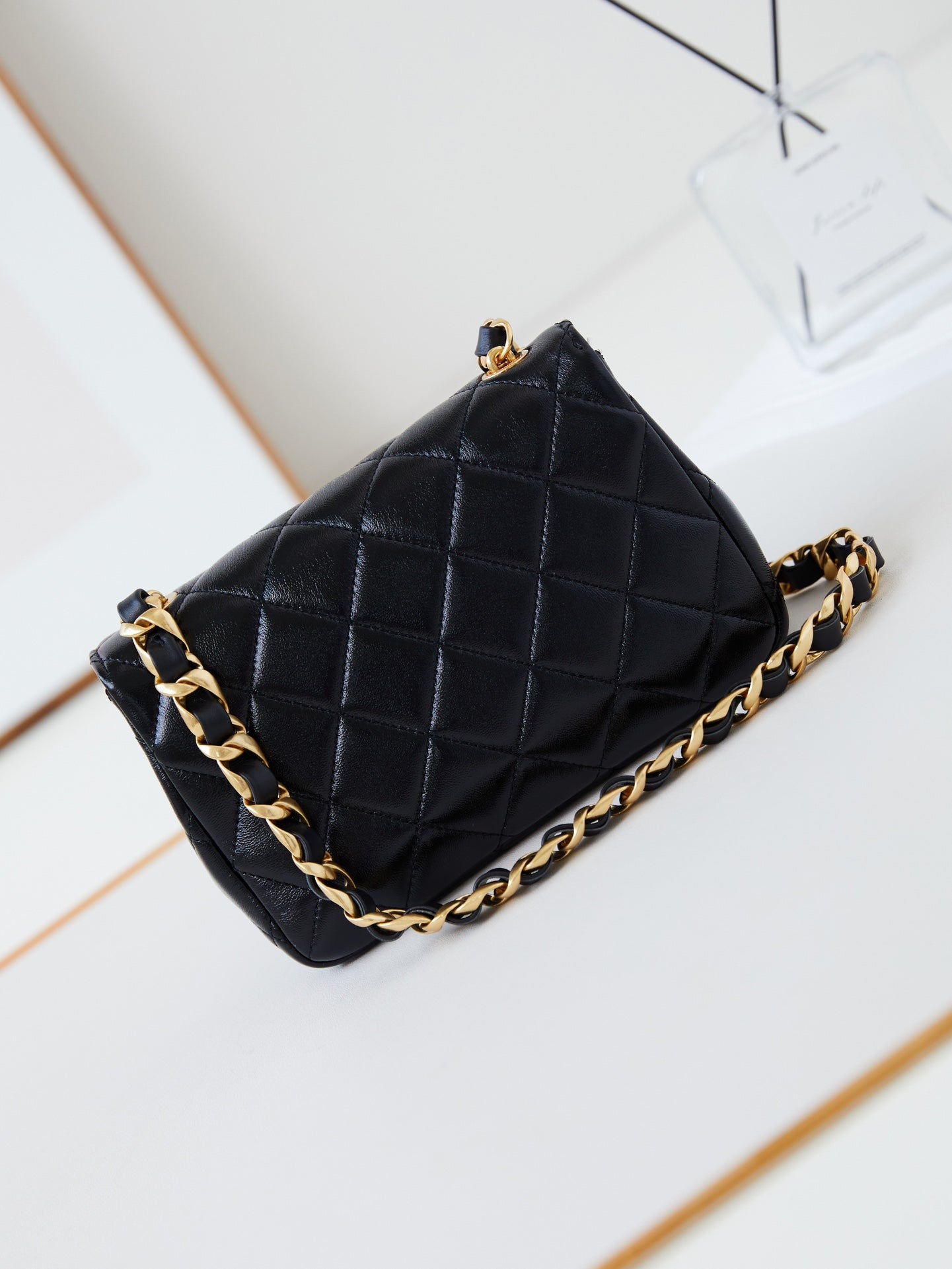 Mini sac à rabat CC 24B 20 cm en cuir d'agneau noir et accessoires dorés