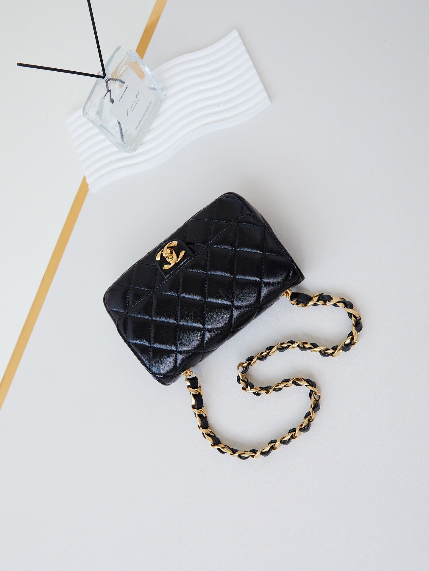 Mini sac à rabat CC 24B 20 cm en cuir d'agneau noir et accessoires dorés