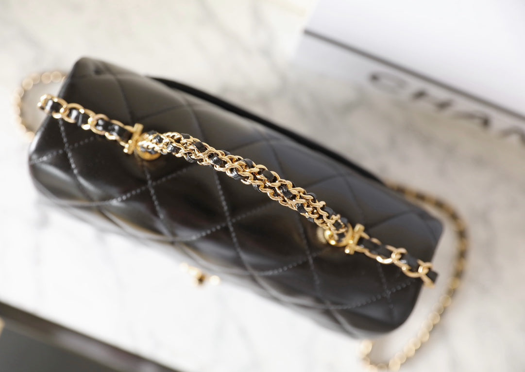 Petit sac à rabat avec poignée supérieure 24B 25 cm en cuir d'agneau noir