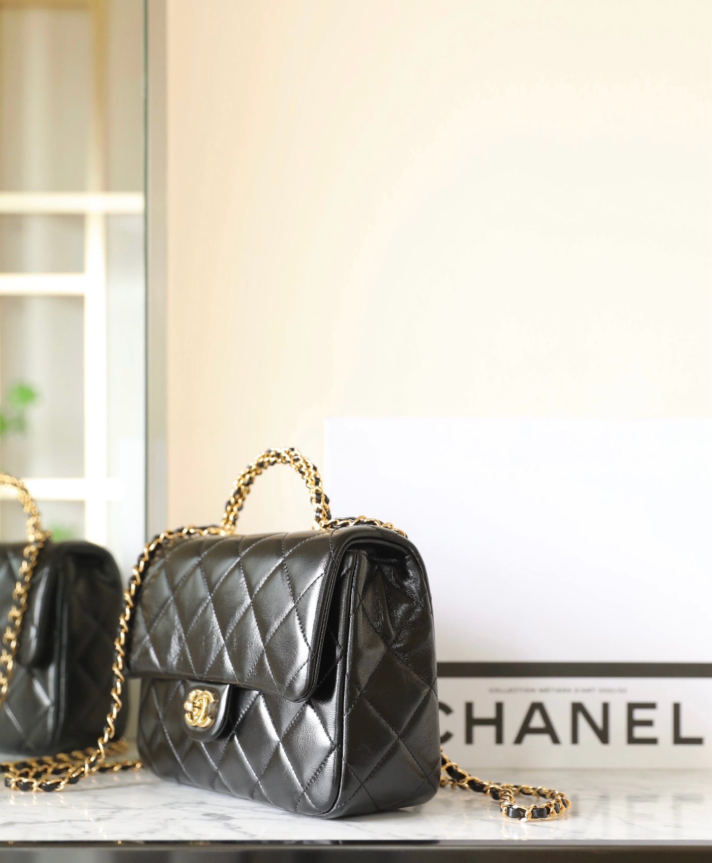 Petit sac à rabat avec poignée supérieure 24B 25 cm en cuir d'agneau noir