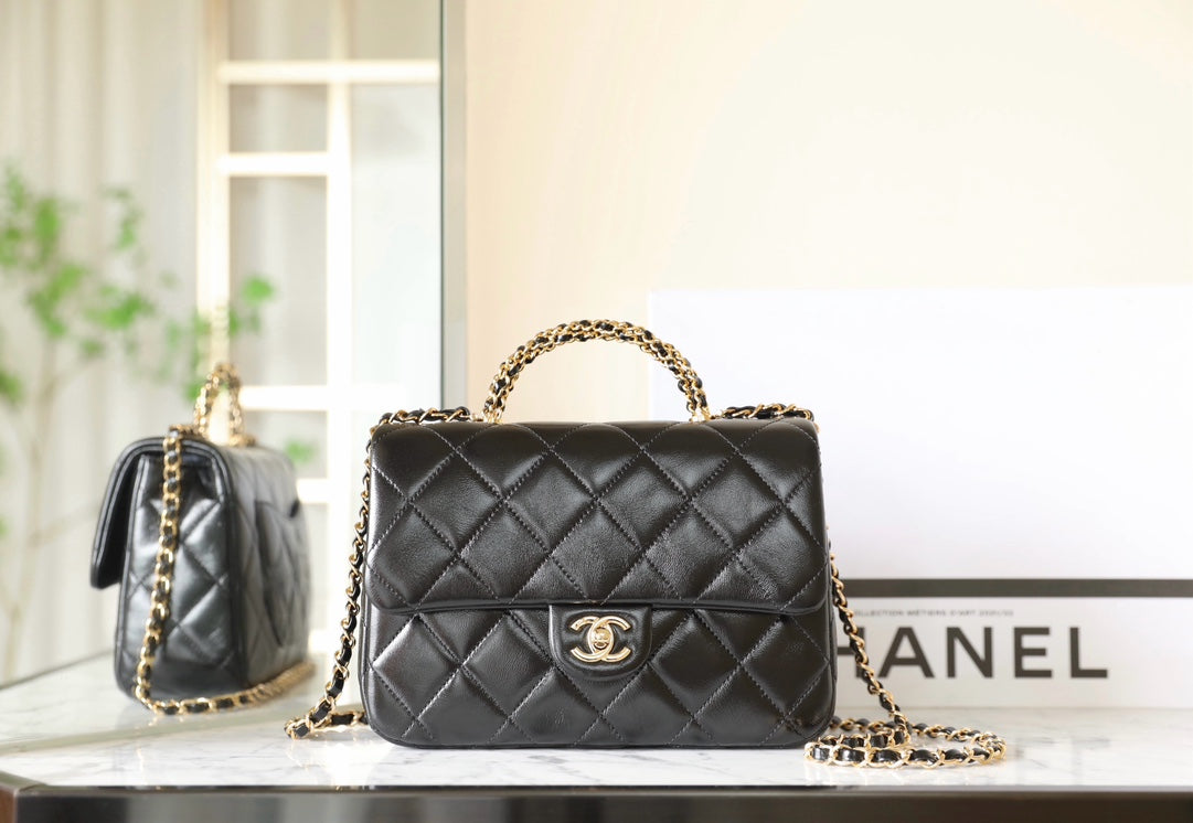 Petit sac à rabat avec poignée supérieure 24B 25 cm en cuir d'agneau noir
