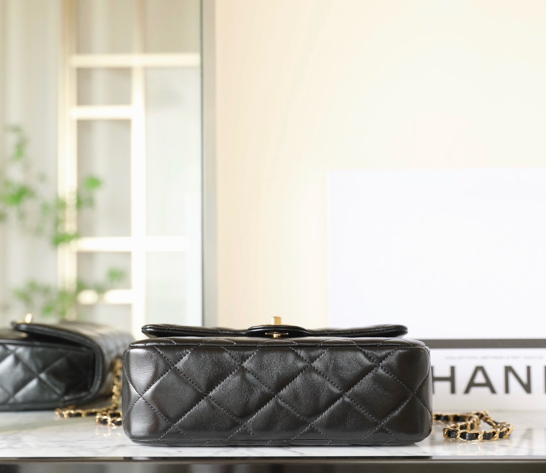 Petit sac à rabat avec poignée supérieure 24B 25 cm en cuir d'agneau noir