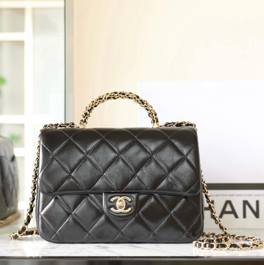 Petit sac à rabat avec poignée supérieure 24B 25 cm en cuir d'agneau noir