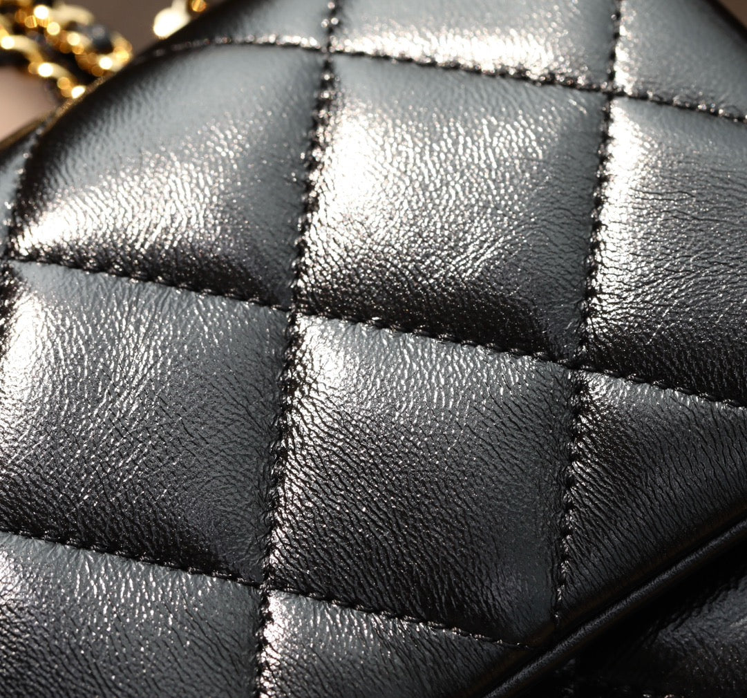 Petit sac à rabat avec poignée supérieure 24B 25 cm en cuir d'agneau noir