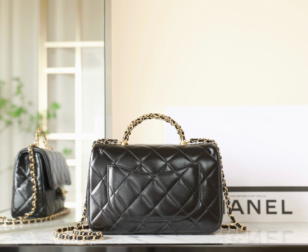 Petit sac à rabat avec poignée supérieure 24B 25 cm en cuir d'agneau noir