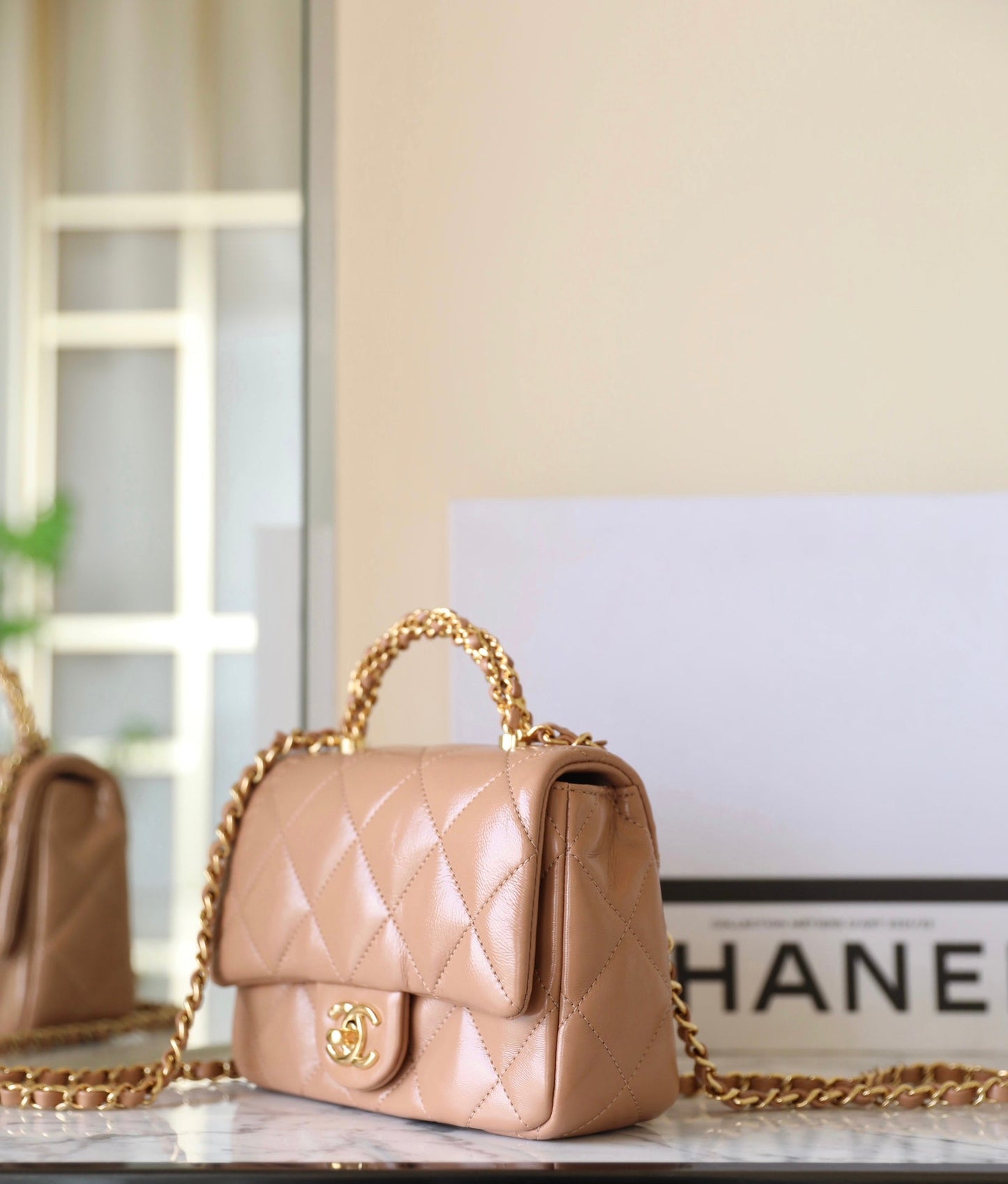 24b mini sac à rabat 19 cm poignée supérieure en cuir d'agneau beige