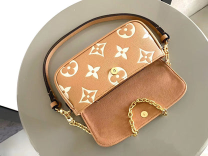 IVY 23 EN CUIR ARIZONA CRÈME MONOGRAMME EMPREINTE QUINCAILLERIE DORÉ