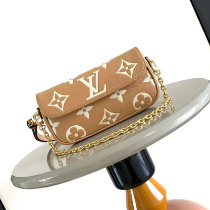 IVY 23 EN CUIR ARIZONA CRÈME MONOGRAMME EMPREINTE QUINCAILLERIE DORÉ