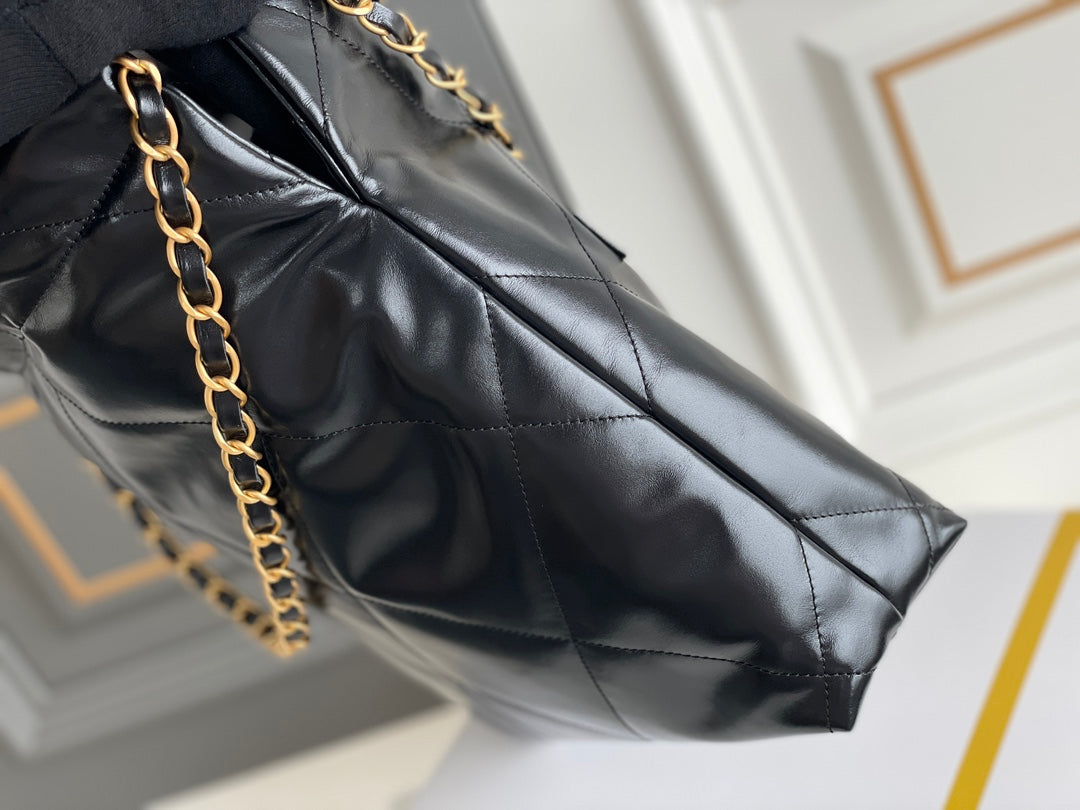 Sac Hobo 24B CC 22 35 cm en cuir d'agneau noir et accessoires dorés