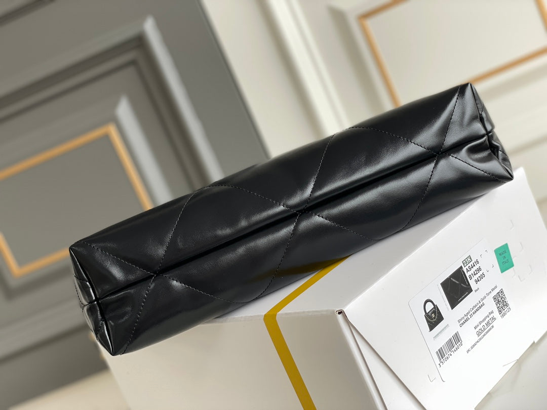 Sac Hobo 24B CC 22 35 cm en cuir d'agneau noir et accessoires dorés