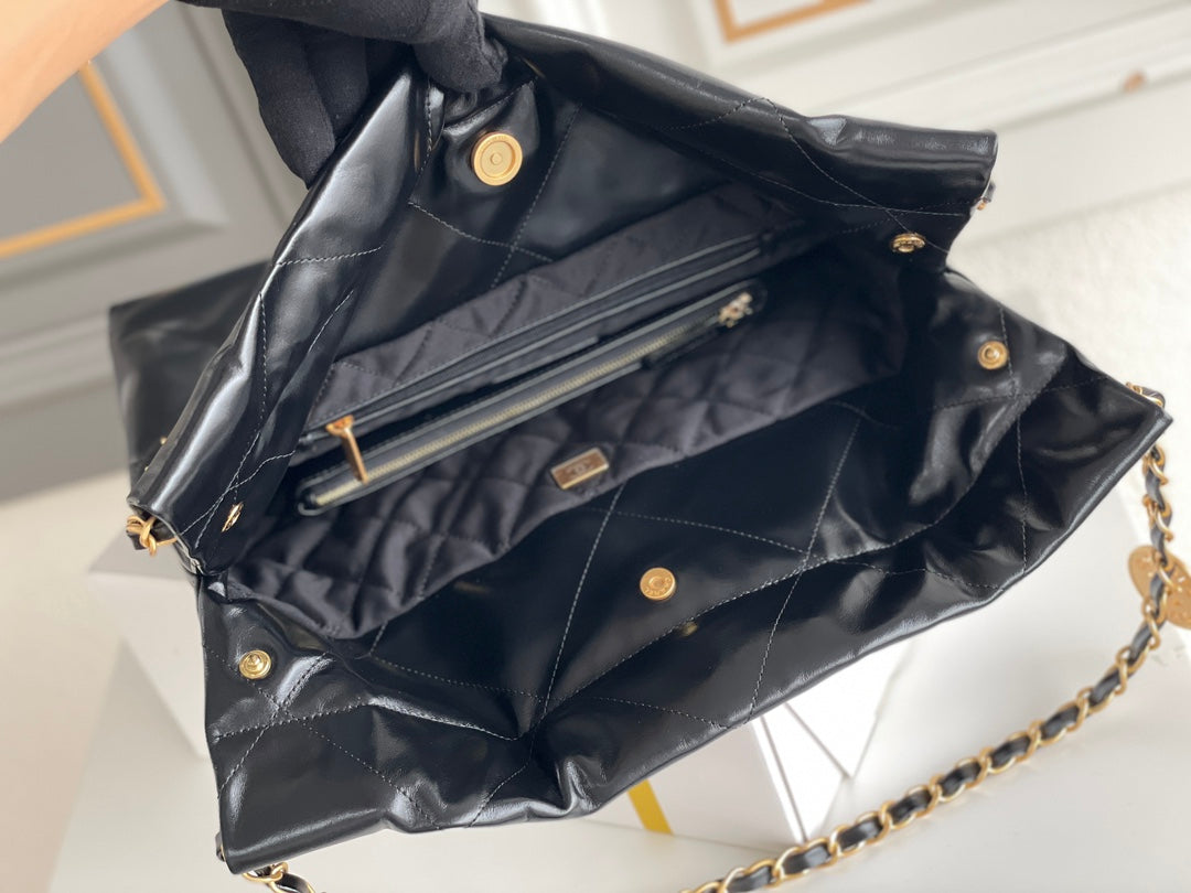 Sac Hobo 24B CC 22 35 cm en cuir d'agneau noir et accessoires dorés
