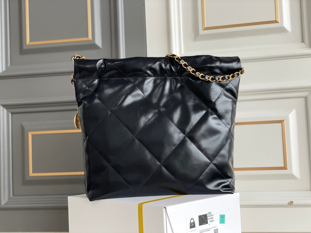 Sac Hobo 24B CC 22 35 cm en cuir d'agneau noir et accessoires dorés