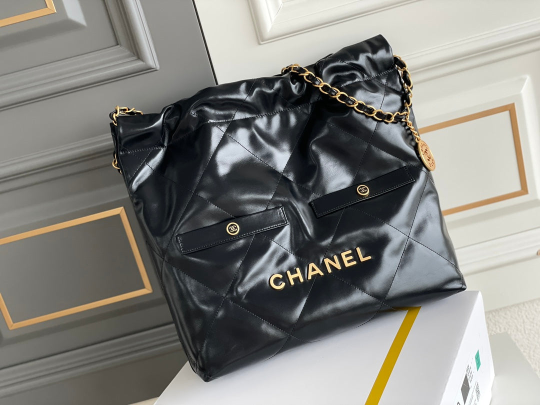 Sac Hobo 24B CC 22 35 cm en cuir d'agneau noir et accessoires dorés