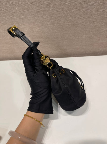 MINI SAC SEAU 10 EN RE-NYLON NOIR ET BANDOULIÈRE EN CUIR SAFFIANO