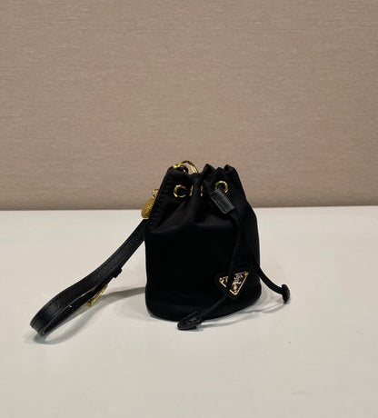MINI SAC SEAU 10 EN RE-NYLON NOIR ET BANDOULIÈRE EN CUIR SAFFIANO